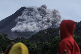 Awan panas guguran Gunung Merapi meluncur hingga 3.000 meter