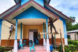Prajurit Yonif 756/WMS bantu perbaiki gereja Katolik di Kampung Sempan Timur