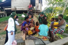 Satgas Yonif PR 432/WJS bersama Puskesmas Kasonaweja gelar pengobatan warga