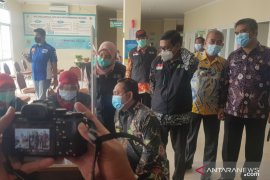 Bupati Bekasi batal divaksin hari ini karena sakit batuk
