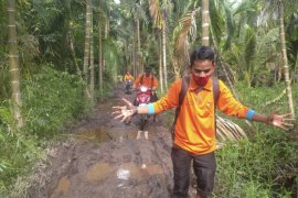 Kondisi jalan menuju Desa Sungai Intan memprihatinkan