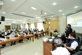 Bupati Anas semangati tenaga kesehatan Banyuwangi jelang vaksinasi COVID-19