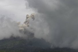 Gunung Merapi keluarkan awan panas guguran sejauh 2 km
