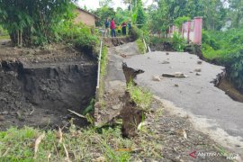Akses jalan penghubung dua dusun di Jember terputus akibat Jembatan ambrol