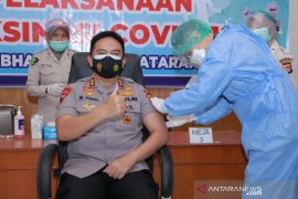 Kapolda NTB dapat suntikan vaksin COVID-19 dosis kedua