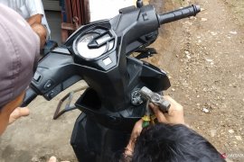 Maling gasak motor disaat pemiliknya tengah sholat jum'at (Video)