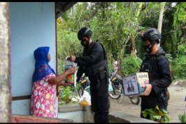 Sat Brimob Polda Sumut salurkan paket sembako