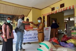 PT Persada Dinamika Lestari serahkan bantuan untuk warga terdampak banjir HSU