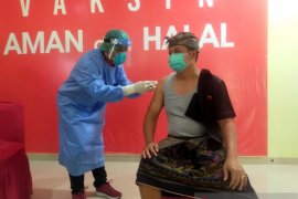 Tepis isu miring, Forkominda Jembrana lakukan vaksinasi COVID-19 pertama