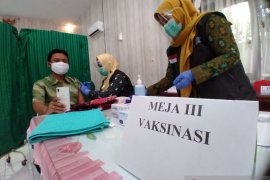 Giliran nakes Puskesmas Panarukan Situbondo disuntik vaksin COVID-19
