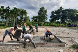 Satgas Pamtas RI-PNG bangun lapangan voli untuk warga kampung perbatasan