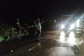 Personel polres diturunkan di jalur lintas Sulawesi tergenang banjir