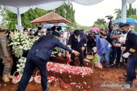 Jenazah Kapten Afwan diantar kru Sriwijaya Air ke TMP di Cibinong