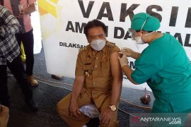 Bupati Gaghana orang pertama divaksin COVID-19 di Sangihe