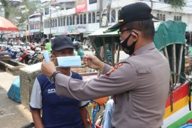 Polres Inhil bagikan masker kepada masyarakat