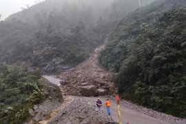 Bagian jalan menuju Tambang Grasberg di Tembagapura tertimbun longsoran