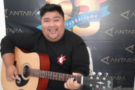 Tommy Kaganangan nyanyikan lagu "Kadapapa" di kantor ANTARA
