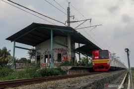 Seorang pria tewas tersambar kereta di Jatinegara