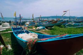 Ombak tinggi, HNSI Cilacap imbau nelayan tidak melaut