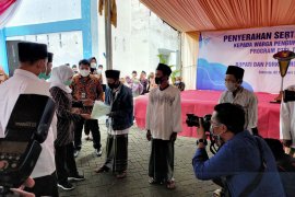 Gubernur Jatim serahkan sertifikat tanah kepada pengungsi Sampang