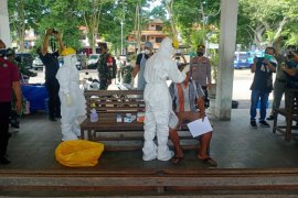 Puluhan warga di Pasar dan Terminal Pesiapan-Bali jalani rapid test antigen