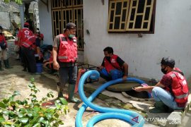 Relawan PMI Jember bantu kuras sumur warga terdampak banjir