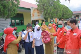 Sekolah terdampak bajir terima bantuan alat tulis dari PMI Bukittinggi