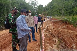 Jalan paralel perbatasan yang terputus di Bengkayang masih diperbaiki