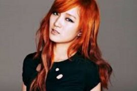 Artis China Meng Jia dikritik karena  sampul album mirip model Ukraina