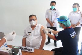 Wabup Sekadau akhirnya divaksinasi setelah tertunda sehari