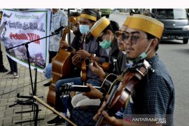 Aksi seniman peduli korban gempa di Sulbar Page 1 Small