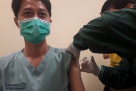 Canangkan vaksinisasi COVID-19, semua tenaga kesehatan dan pekerja lainnya di RSUD Pasaman Barat divaksin (Video)