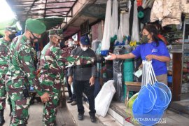 Pangdam dan Kapolda Kaltim bagikan masker