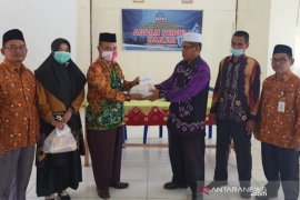 Para guru agama islam yang terdampak banjir di HST terima bantuan dari AGPAII