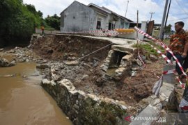 Tanggul Jebol Akibat Banjir Bandang Page 1 Small