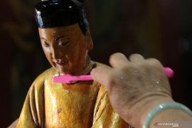 Cuci patung dewa jelang Imlek