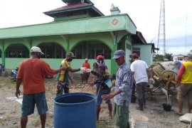 Satgas Pamtas Yonif MR 413 bersama warga bangun tempat wudhu masjid