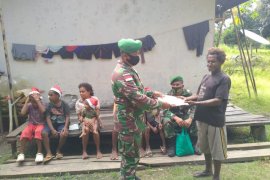 Satgas Pamtas Yonif 312/KH bagikan baju kaos ke warga perbatasan RI-PNG