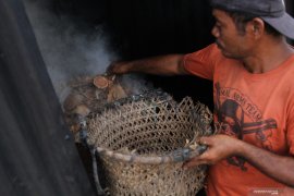 PERAJIN ARANG BATOK KELAPA Page 2 Small