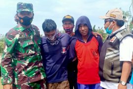 Sebuah perahu bawa 4 nelayan kecelakaan di selatan Pulau Nusakambangan