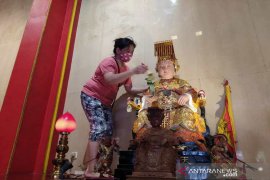 Jelang Imlek, umat Tridharma Magelang bersihkan rupang