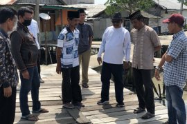 Jalan menuju Masjid Desa Kuala Patah Parang tidak memadai