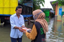 Dompet Dhuafa distributes fast-food boxes to Semarang's flood victims
