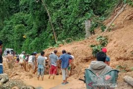 BPBD turunkan alat berat atasi longsor Jalan Tebing Cipai