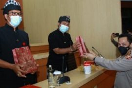 Kapolri beri penghargaan kepada pecalang Bali karena telah berprestasi