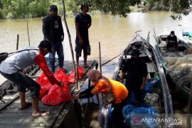 Relawan lingkungan tembus lokasi terisolasi Desa Pantai Harapan.