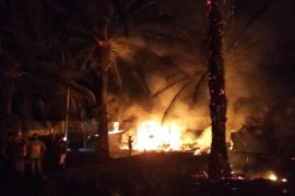 Tiga orang luka dua rumah hangus saat kebakaran dapur minyak mentah di Sumut