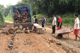 Dinas PUPR kerahkan alat berat perbaiki jalan rusak di  Musi Banyuasin