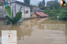 Tinggi banjir di Cililitan Jakarta sentuh atap rumah sebagian warga