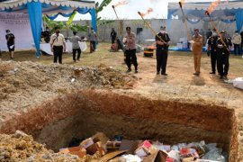 Bea  Cukai Kualanamu musnahkan barang hasil penindakan